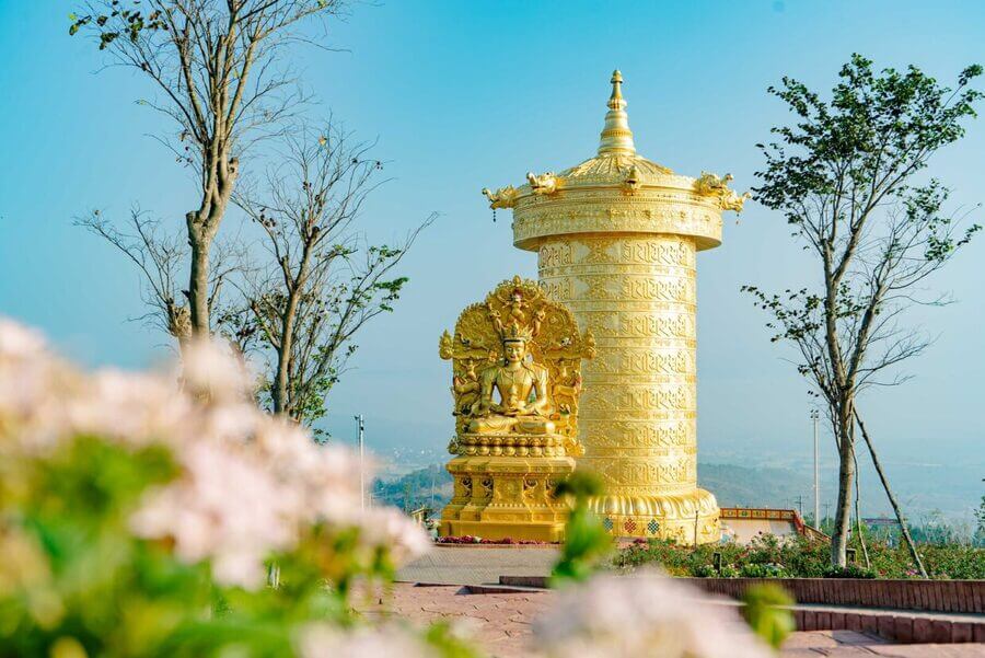 Bức tượng Đức Phật Trường Thọ uy nghi bên cạnh Đại Bảo Tháp Kinh Luân lớn nhất thế giới ở Samten Hills Dalat.