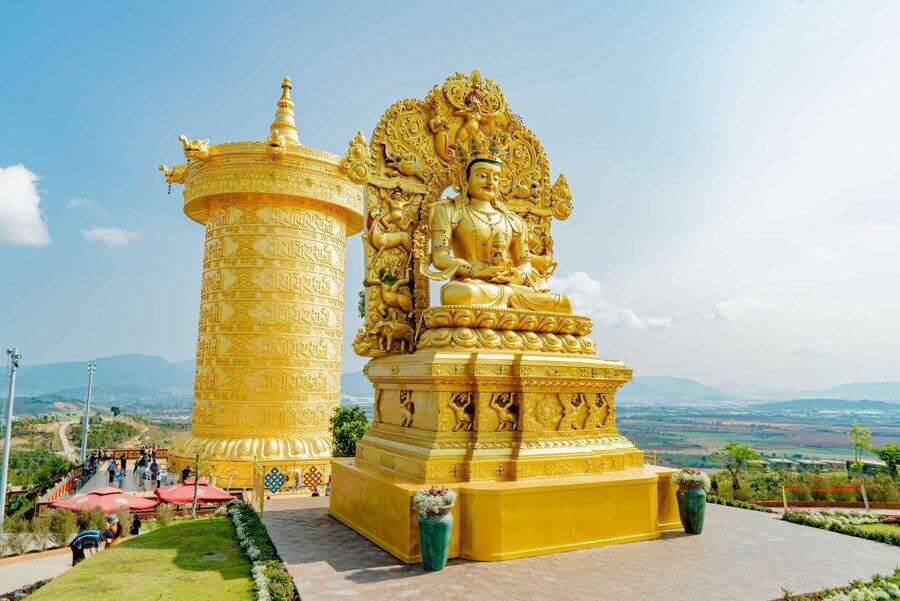 Đức Phật Trường Thọ tại Samten Hills Dalat có kích thước đáng ấn tượng, thể hiện sự uy nghi và linh thiêng của ngài.