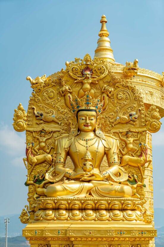 Đức Phật Vô Lượng Thọ (Amitayus) tại Samten Hills Dalat được chế tác bằng đồng tinh khiết theo nguyên bản trong Phật giáo Kim Cương Thừa.