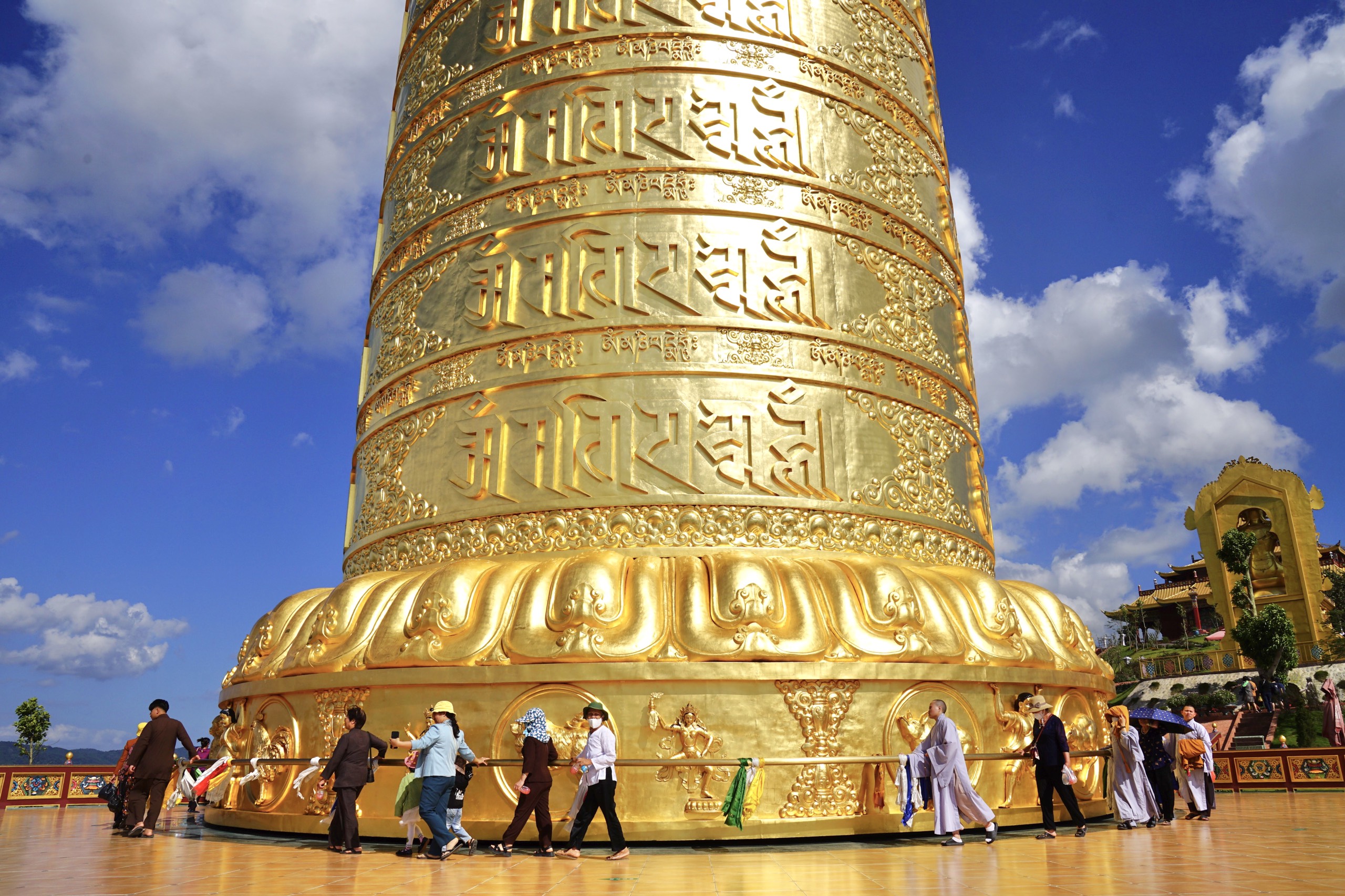 Du khách trải nghiệm gói Trọn Nguồn Năng Lượng An Lạc tại Samten Hills Dalat với hoạt động xoay Kinh Luân và tham quan không gian văn hóa tâm linh.