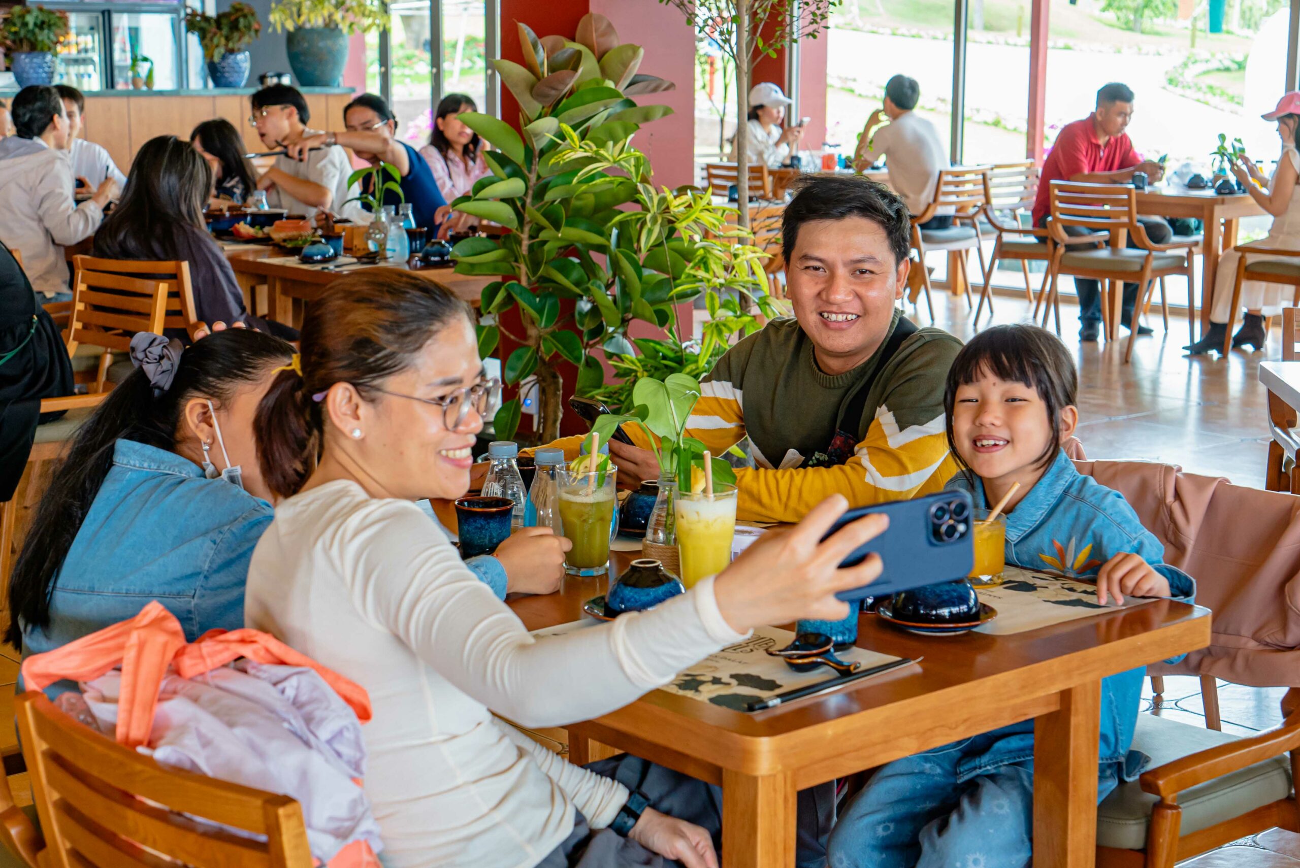 Du khách trải nghiệm Combo An tại Samten Hills Dalat kết hợp tham quan và thưởng thức ẩm thực.
