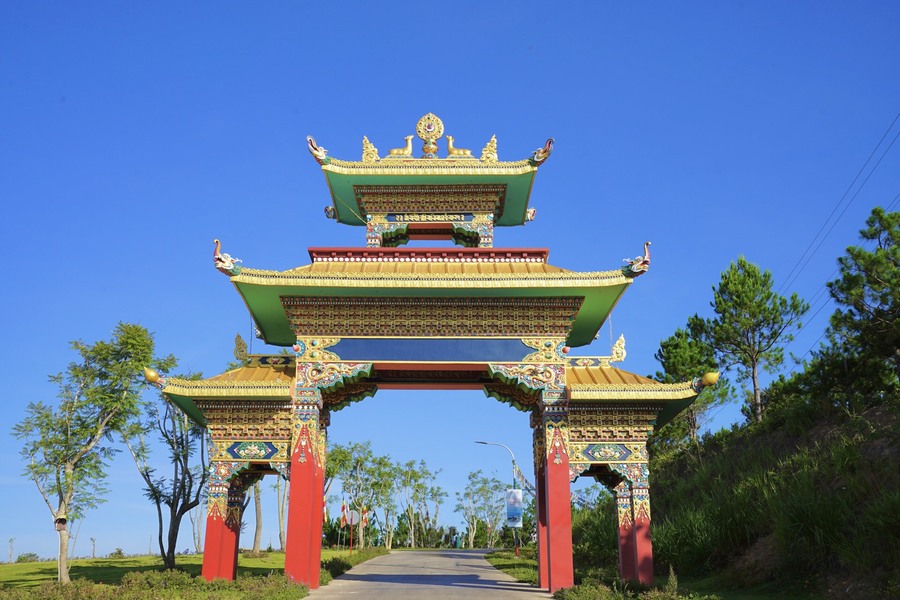 Bánh xe tôn giáo ở trung tâm phần mái là tượng trưng cho Đức Phật và hai con nai tượng trưng cho con người đang học về Phật pháp