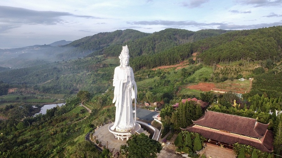 Chùa Linh Ẩn tọa lạc giữa núi rừng kỳ vĩ thuộc huyện Lâm Hà.