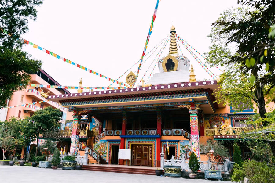 Chùa Long Quang ở Thanh Liệt, huyện Thanh Trì (Hà Nội) được xây dựng theo kiến trúc Phật giáo Kim Cương Thừa.
