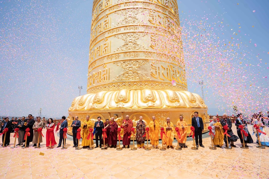 Đại bảo tháp Kinh luân Drigung Kagyu Rinchen Khorchen Khorwe Go Gek trong dịp khánh thành và chứng nhận Đại bảo tháp Kinh luân lớn nhất thế giới của Tổ chức Guinness