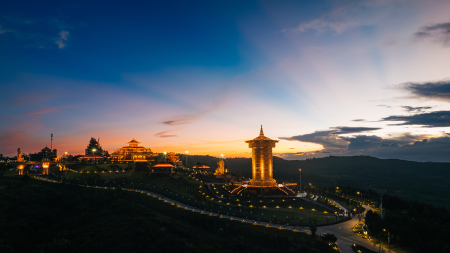 Đại báo tháp Kinh luân lớn nhất thế giới và toàn bộ Không gian văn hóa tâm linh Phật giáo Kim Cương Thừa yên bình trong ráng chiều