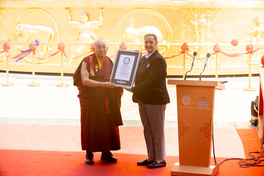 Đại diện Tổ chức Guinness Thế giới trao chứng nhận kỷ lục Bảo tháp Kinh Luân lớn nhất thế giới cho Đại lão hòa thượng Drubwang Sonam Jorfel Rinpoche