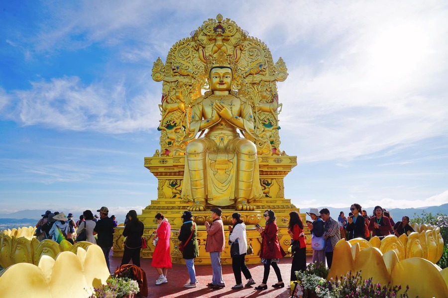 Du khách đi kora xung quanh tôn tượng Đức Phật Di Lặc trong Không gian văn hóa tâm linh Phật giáo Kim Cương Thừa