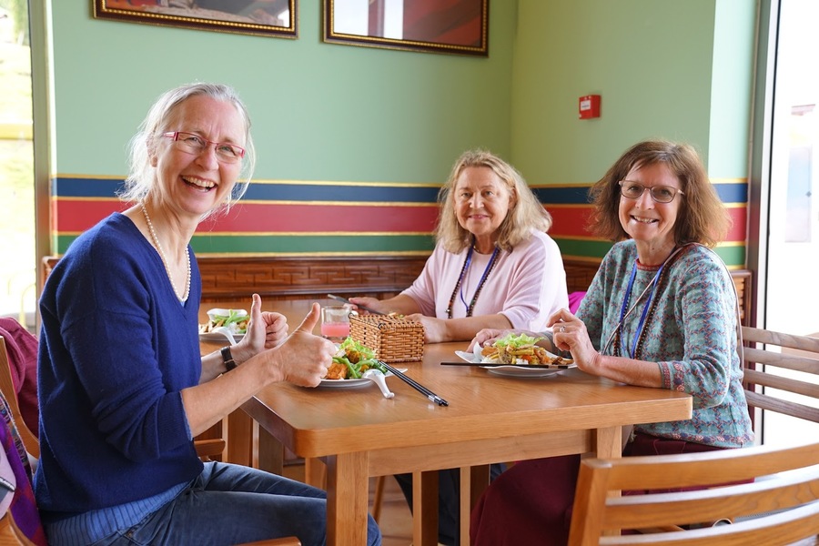 Du khách nước ngoài vui vẻ thưởng thức ẩm thực chay trong không gian thoáng mát của nhà hàng chay Samten Hills