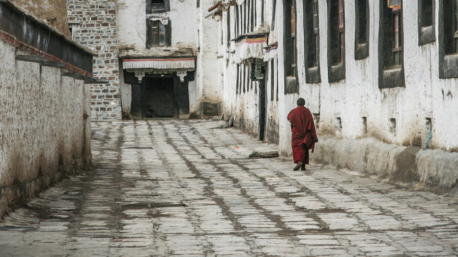Hành thiền Kora là phương pháp được người Tây Tạng áp dụng để tích lũy công đức, xoa dịu tinh thần và tìm kiếm sự giác ngộ trong cuộc đời.
