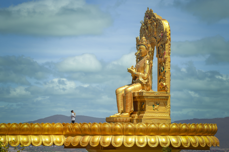 Hãy đi xung quanh tượng Đức Phật Di Lặc để cảm nhận bình yên và hạnh phúc ngay trong tâm thức của bản thân