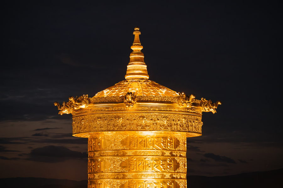Hình tượng lọng báu lớn trên Đại bảo tháp Kinh luân là một biểu tượng cát tường của Phật giáo Kim Cương thừa