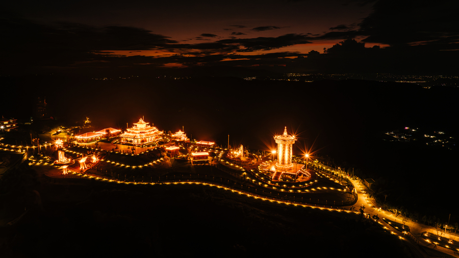 Khoảnh khắc Samten Hills Dalat lung linh ánh đèn vào thời điểm chạng vạng khi những tia nắng cuối cùng của ngày biến mất và màn đêm buông xuống.