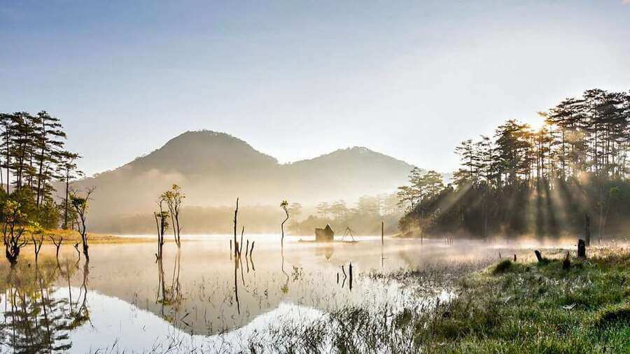 Khung cảnh thiên nhiên thơ mộng khi đón bình minh tại hồ Tuyền Lâm.