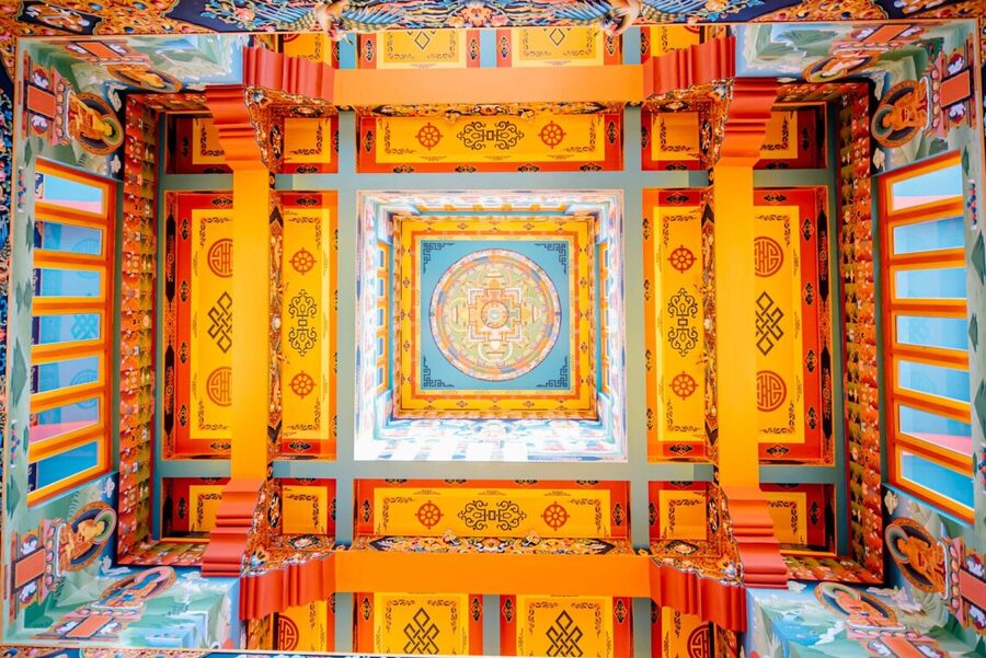 Mandala trong  Nhà trưng bày Drigung Kagyu Samten Ling với vô số chi tiết phức tạp và tỉ mỉ đều được bố trí đối xứng qua trục.