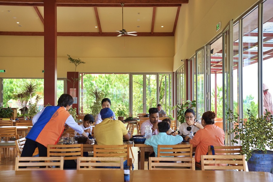 Thưởng thức ẩm thực chay ngon lành trong không gian thoáng mát của nhà hàng chay Samten Hills sẽ là một trải nghiệm khó quên đối với các du khách trong và ngoài nước