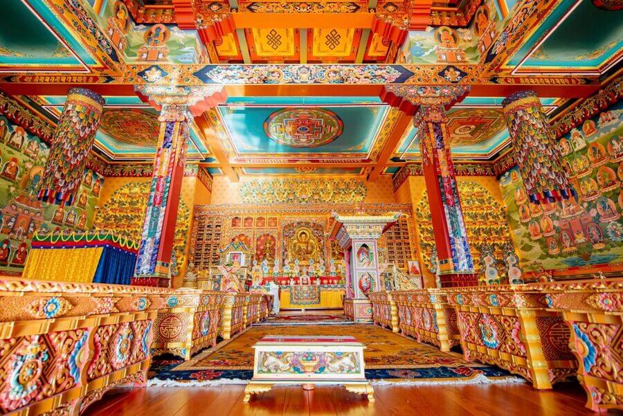 Nhà trưng bày Drigung Kagyu Samten Ling được trang trí bởi nhiều bức họa tuyệt đẹp được thực hiện thủ công theo phong cách kiến trúc Phật giáo Kim Cương Thừa. 