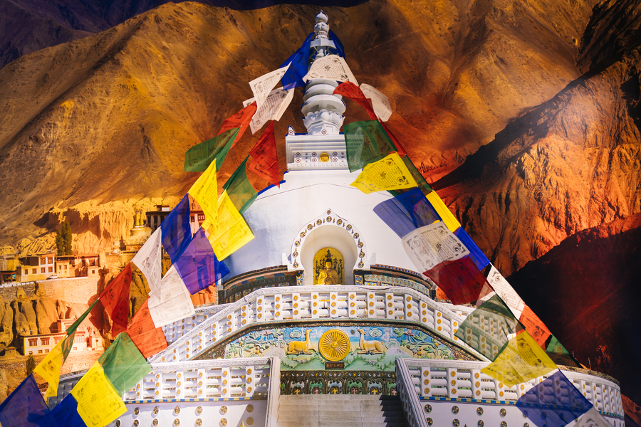 Những lá cờ lungta treo trên đỉnh Bảo tháp Kadam - hình ảnh thường thấy ở những công trình văn hóa Phật giáo Kim Cương Thừa