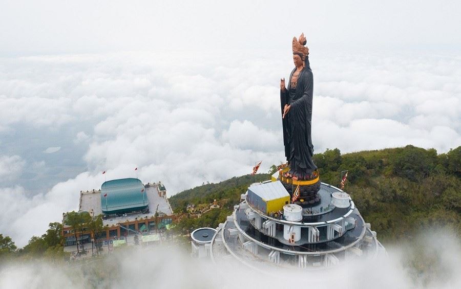 Leo núi Bà Đen, lễ chùa, chiêm ngưỡng tượng Phật Bà Tây Bổ Đà Sơn trên đỉnh núi lớn nhất châu Á trong biển mây là trải nghiệm không nên bỏ lỡ trong đời. Nguồn ảnh: Internet