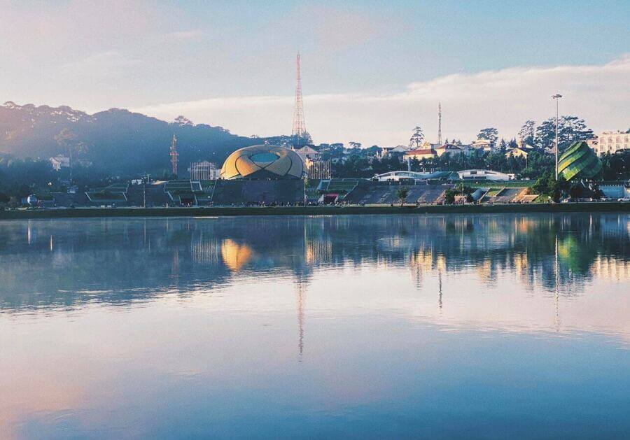 Quang cảnh quảng trường Lâm Viên và hồ Xuân Hương trong sương sớm