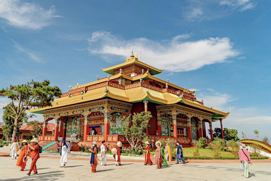 Samtem Hills Dalat là Khu du lịch văn hóa tâm linh Phật giáo Kim Cương Thừa, nơi du khách có thể nhất tâm cầu nguyện và đón nhận những trường năng lượng phúc lạc, an lành