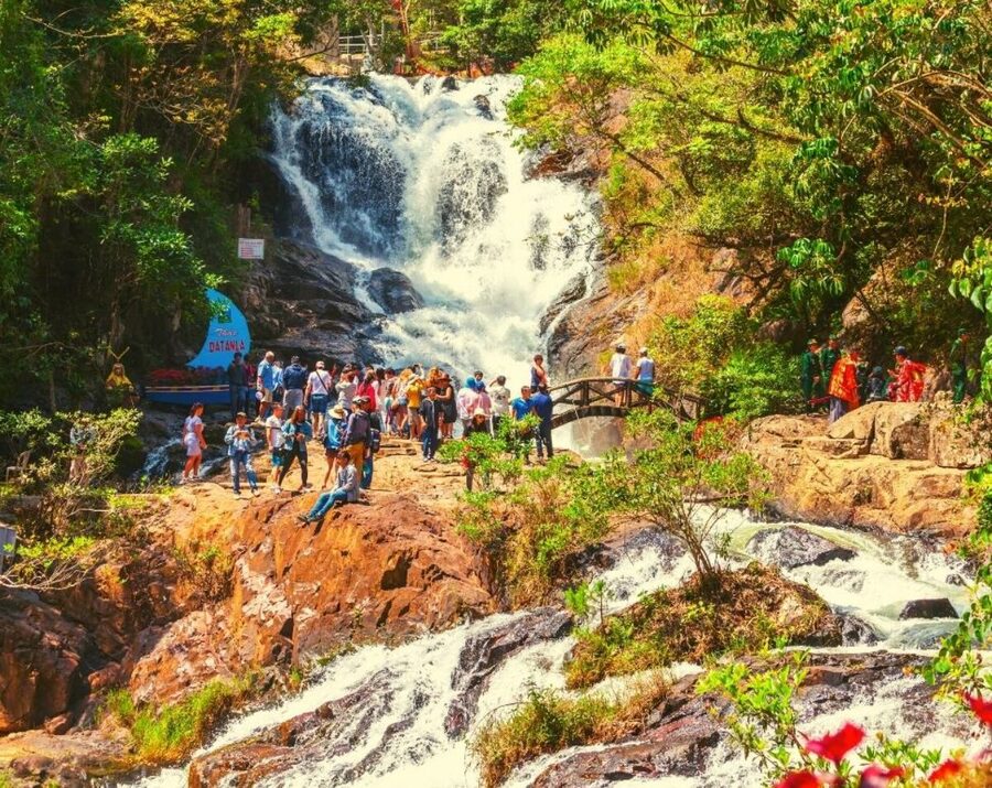 Thỏa lòng chiêm ngưỡng nhiều thác nước hùng vĩ theo tuyến đường hướng đèo Prenn.