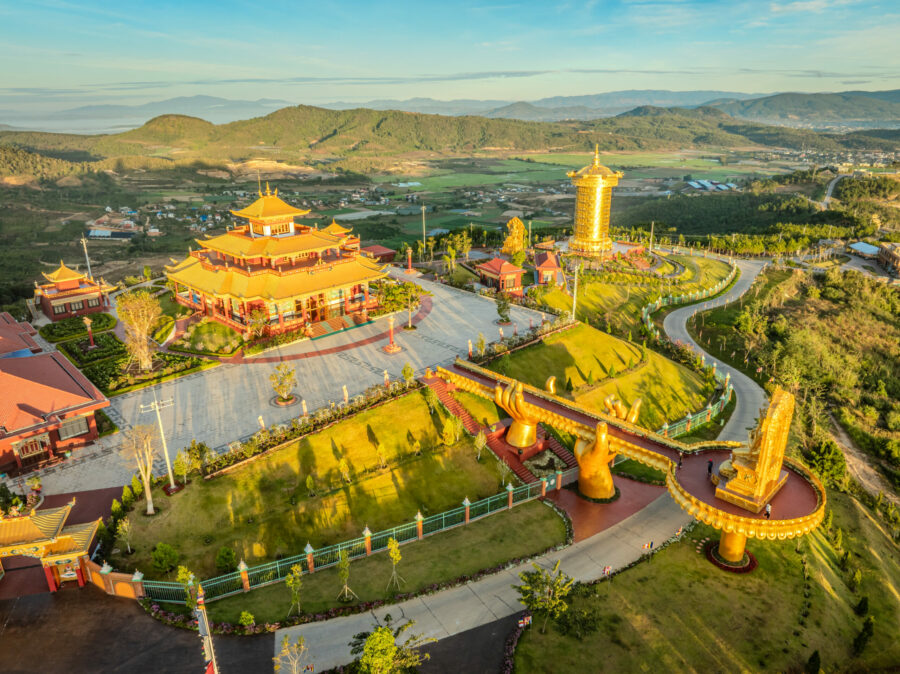 Toàn cảnh Nhà trưng bày Drigung Kagyu Samten Ling cùng ánh nắng vàng bao chùm không gian tâm linh, thơ mộng