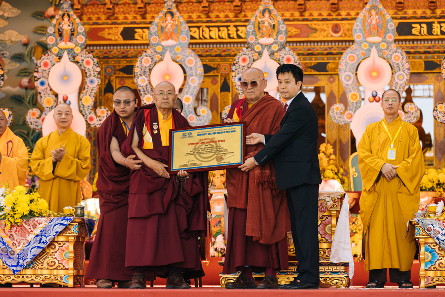 Đại lão Hòa thượng Drubwang Sonam Jorfel Rinpoche nhận Chứng nhận Không gian văn hóa tâm linh Phật giáo Kim Cương Thừa của Liên hiệp các hội UNESCO Việt Nam