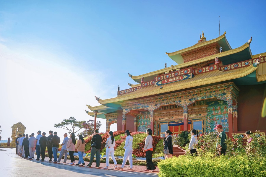 Du khách trải nghiệm hành thiền Kora trong không gian nắng ấm, trang nghiêm tại Nhà trưng bày thuộc Không gian Văn hóa Tâm linh Phật giáo Kim Cương Thừa