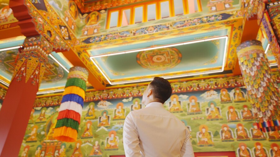 YouTuber Bỏng Ngô Mario đang chiêm ngưỡng các bức tranh trong Nhà trưng bày Drigung Kagyu Samten Ling