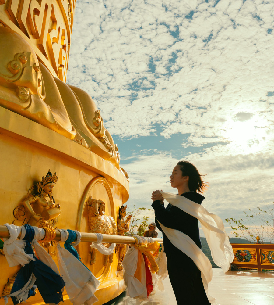 Thành tâm dâng lụa khanta tại Đại bảo tháp Kinh luân là cách thể hiện lòng tôn kinh với Chư Phật, đồng thời, việc thành tâm cầu nguyện sẽ mang lại phước báu cho các hành giả