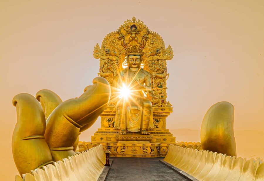 Những tia nắng tạo nên vẻ đẹp huyền ảo và an vui cho tôn tượng Đức Phật Di Lặc