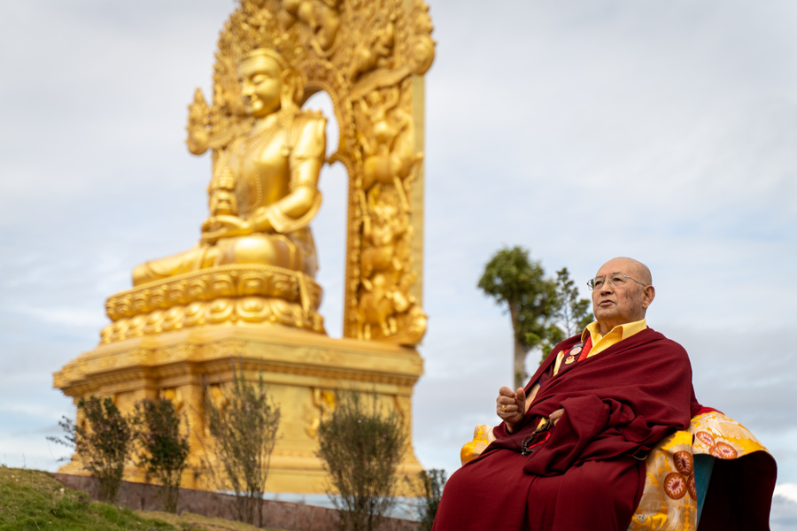 Tôn tượng Đức Phật Trường Thọ được kiến tạo theo nguyên mẫu trong Phật giáo Kim Cương Thừa dưới sự dẫn dắt của Đại lão Hòa thượng Drubwang Sonam Jorfel Rinpoche