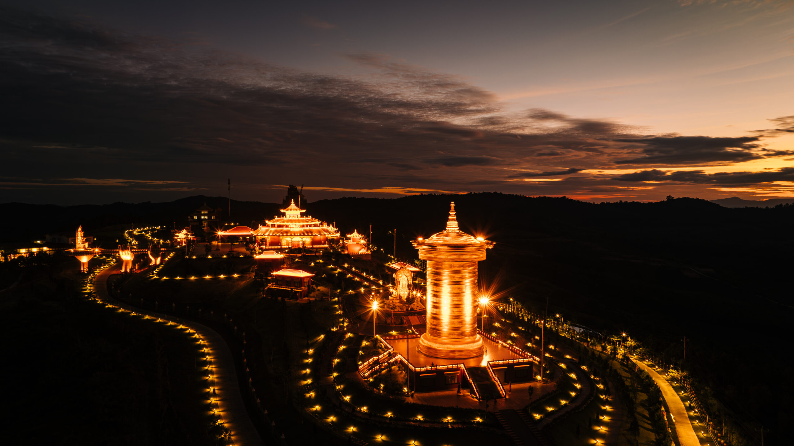 Samten Hills Dalat - Không gian Văn hóa Tâm linh Phật giáo nổi tiếng thế giới là đơn vị đồng sản xuất phim “Love In Vietnam” - tác phẩm tham gia Liên hoan Phim Quốc tế Cannes.