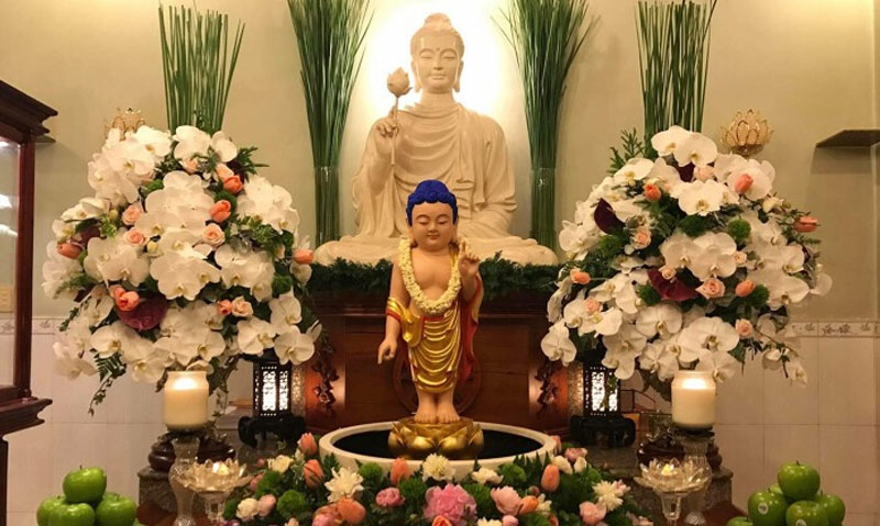 cach-trang-tri-le-dai-phat-dan-tai-gia-1