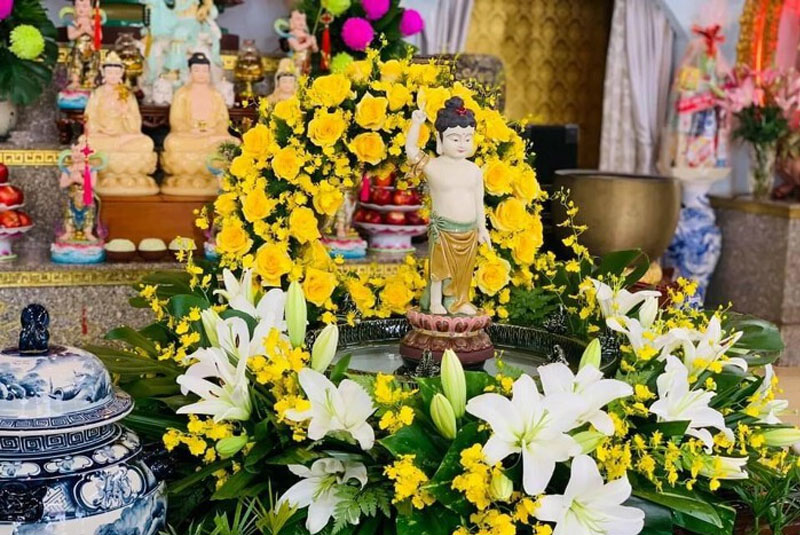 cach-trang-tri-le-dai-phat-dan-tai-gia-7