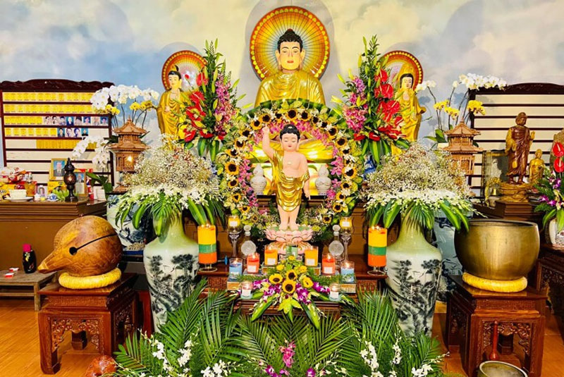 cach-trang-tri-le-dai-phat-dan-tai-gia-8