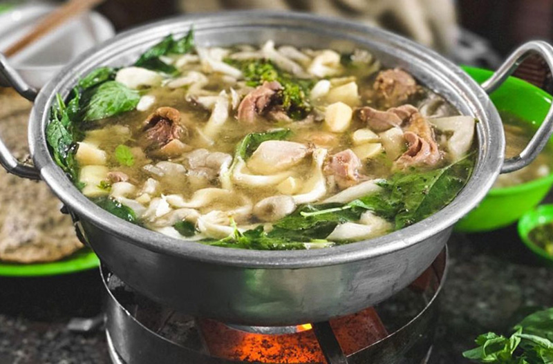 Thời tiết se lạnh của Đà Lạt là lúc lý tưởng để thưởng thức lẩu gà lá é thơm lừng