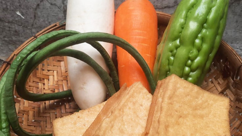 Chỉ sử dụng nguyên liệu chay: gạo, rau củ quả, nấm, đậu hũ, các loại hạt,…